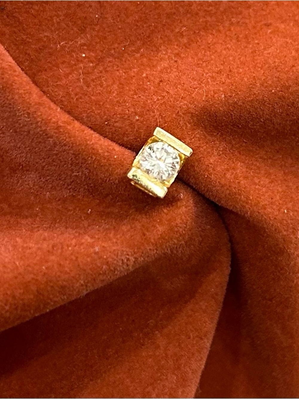 14 kt Gold genuine Diamond Stud Earring